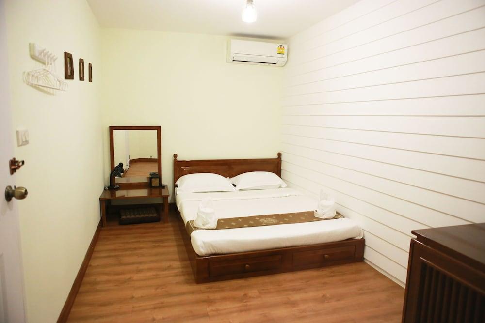 Les Fleurs Bangkok Hostel Exterior photo